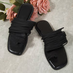 Pantoufles plates à bout carré et pampilles creuses