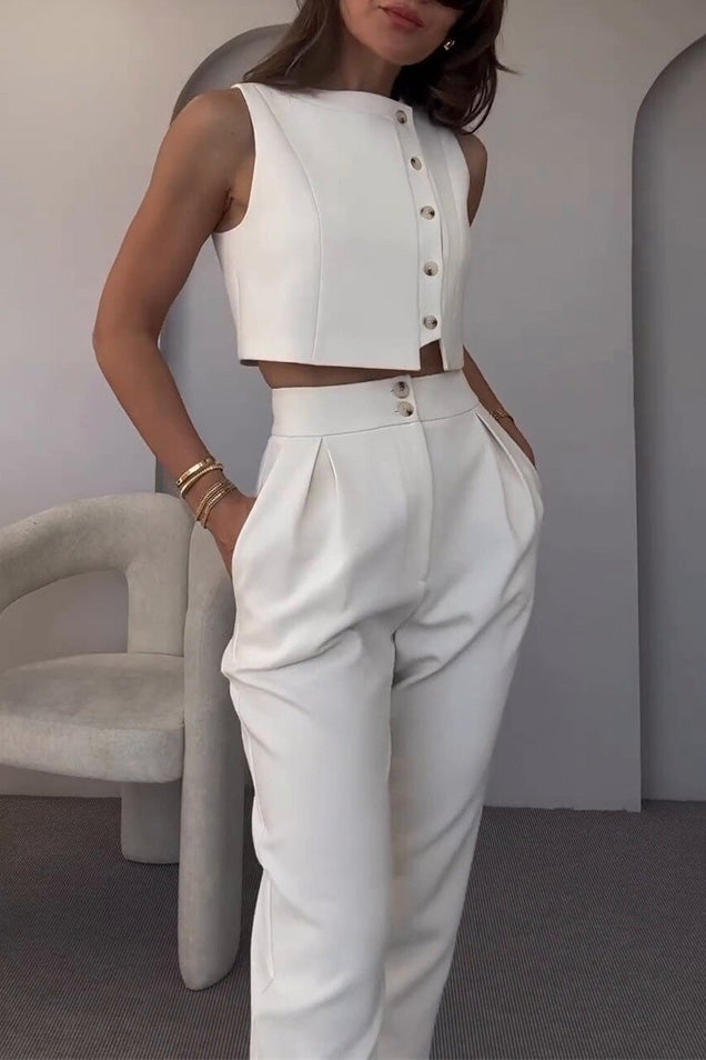 Ensemble deux pièces : débardeur boutonné sans manches et pantalon court taille haute