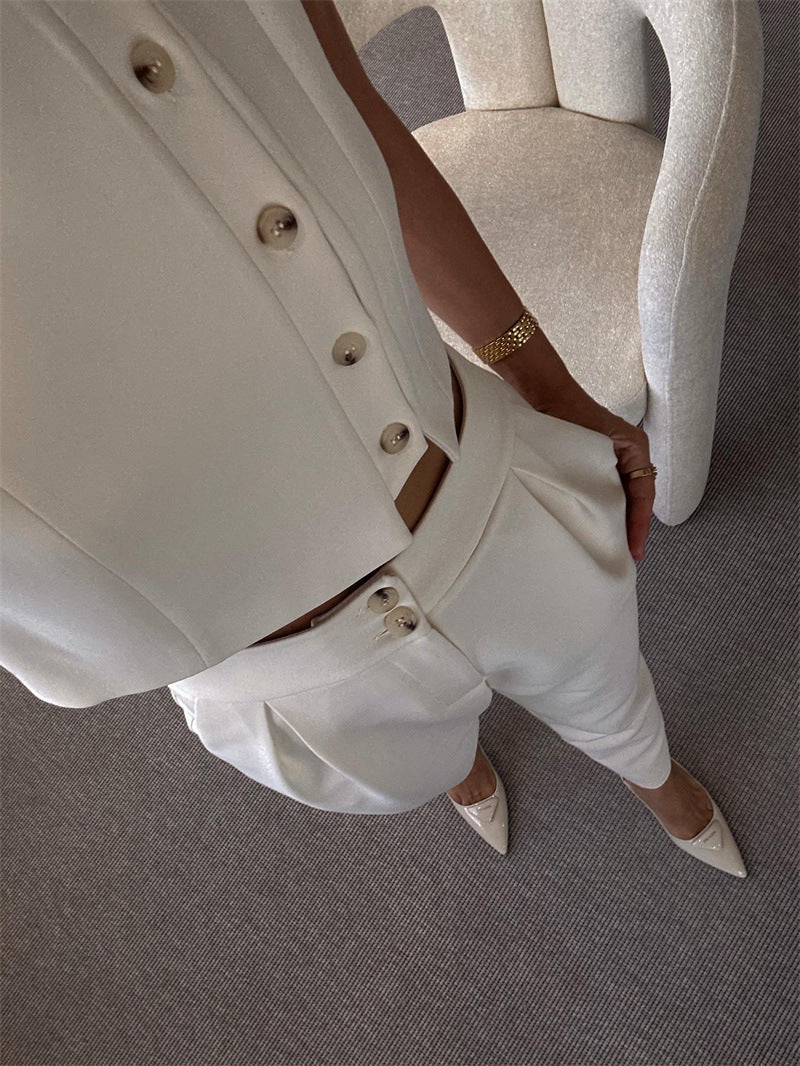 Ensemble deux pièces : débardeur boutonné sans manches et pantalon court taille haute