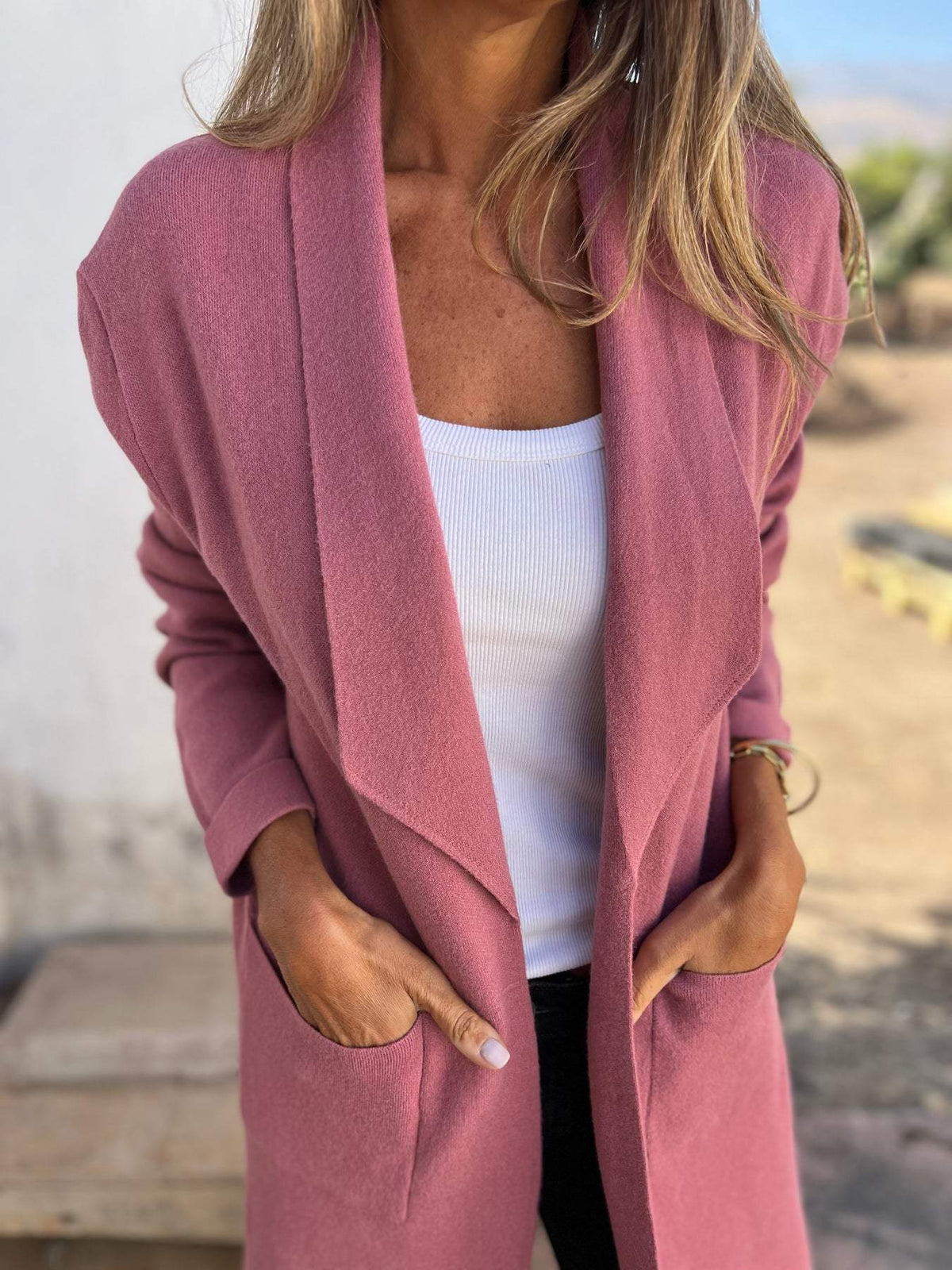 Cardigan de lã com bolso longo e cor sólida com lapela
