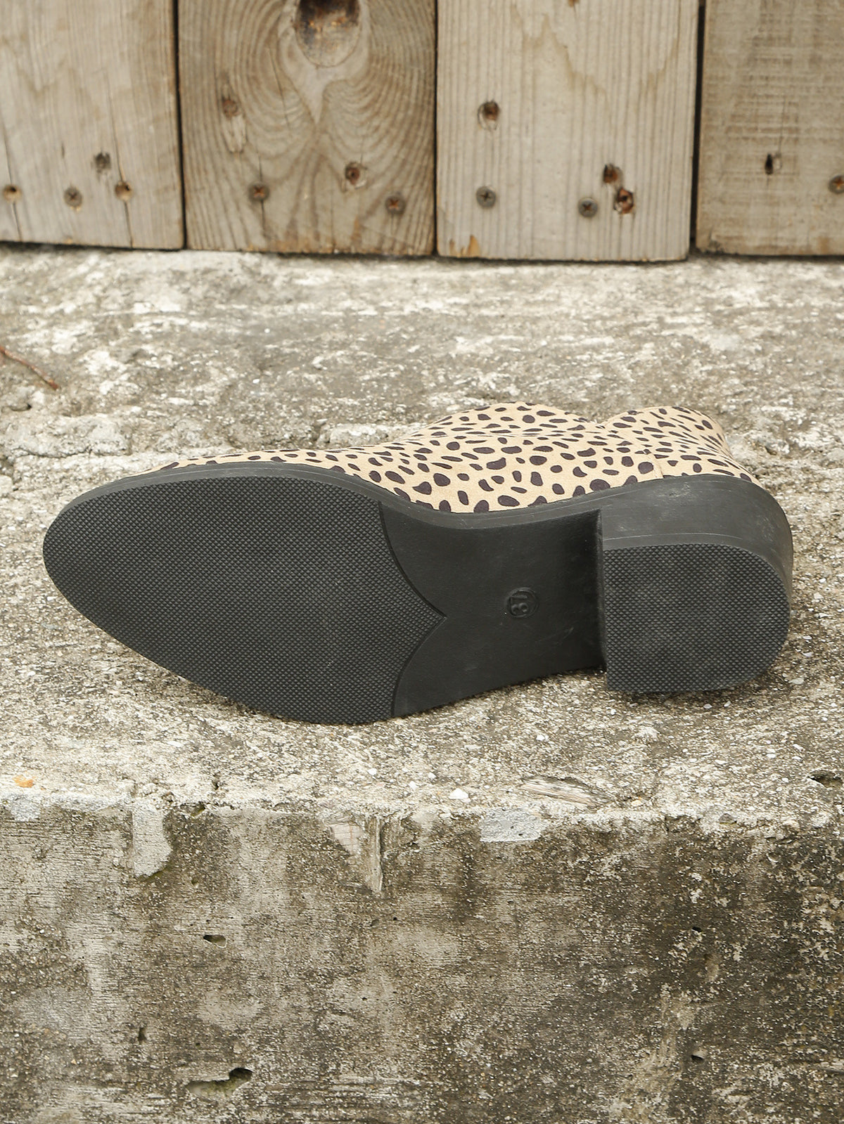 Sapatos Chelsea com costura média e zíper e leopardo de ponta fina