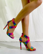 Sandalen mit überkreuzten Riemchen und Farbverlauf in Regenbogenfarben