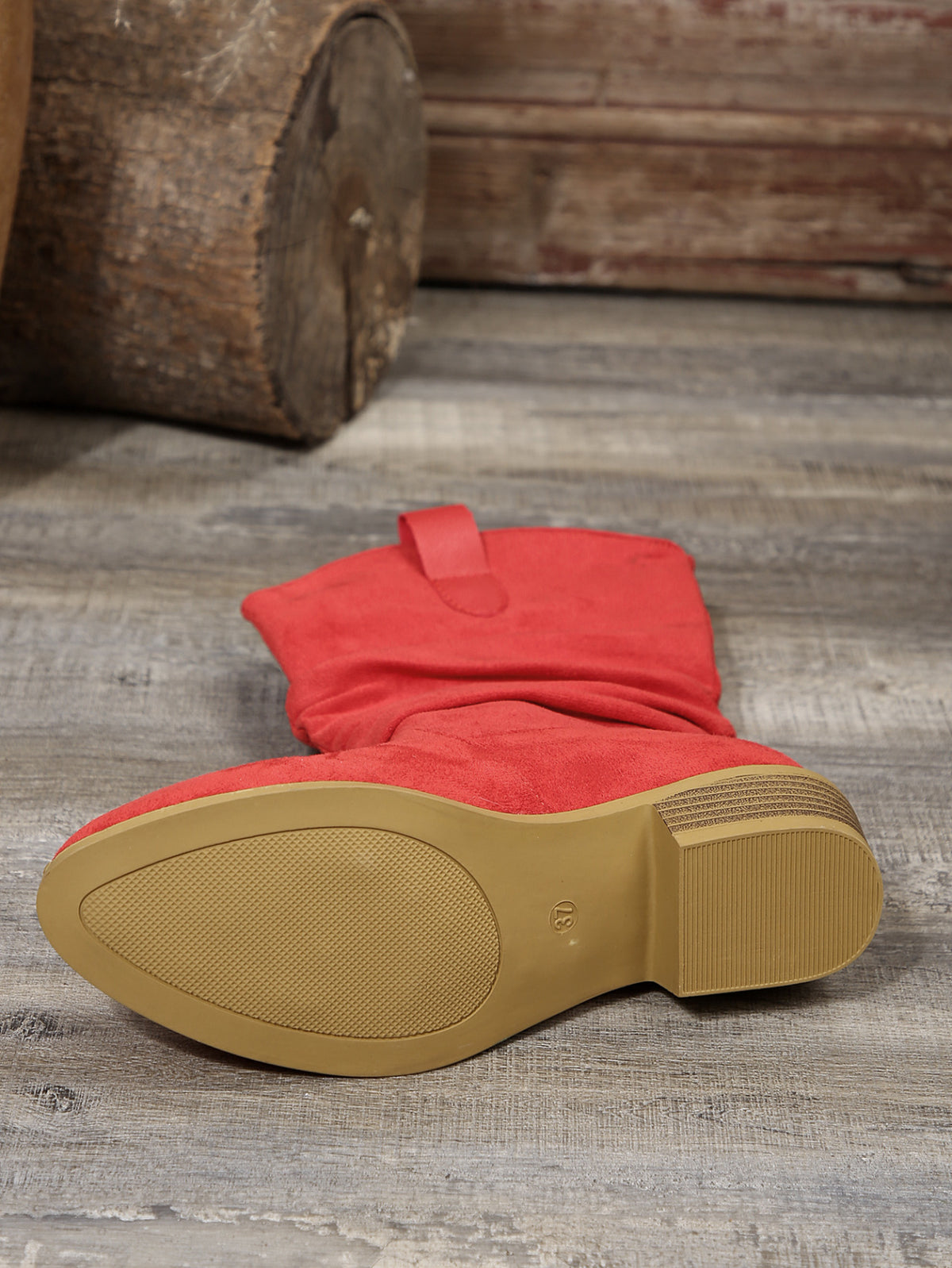 Rote Wildlederschuhe mit spitzer Spitze und halbhoher Sohle