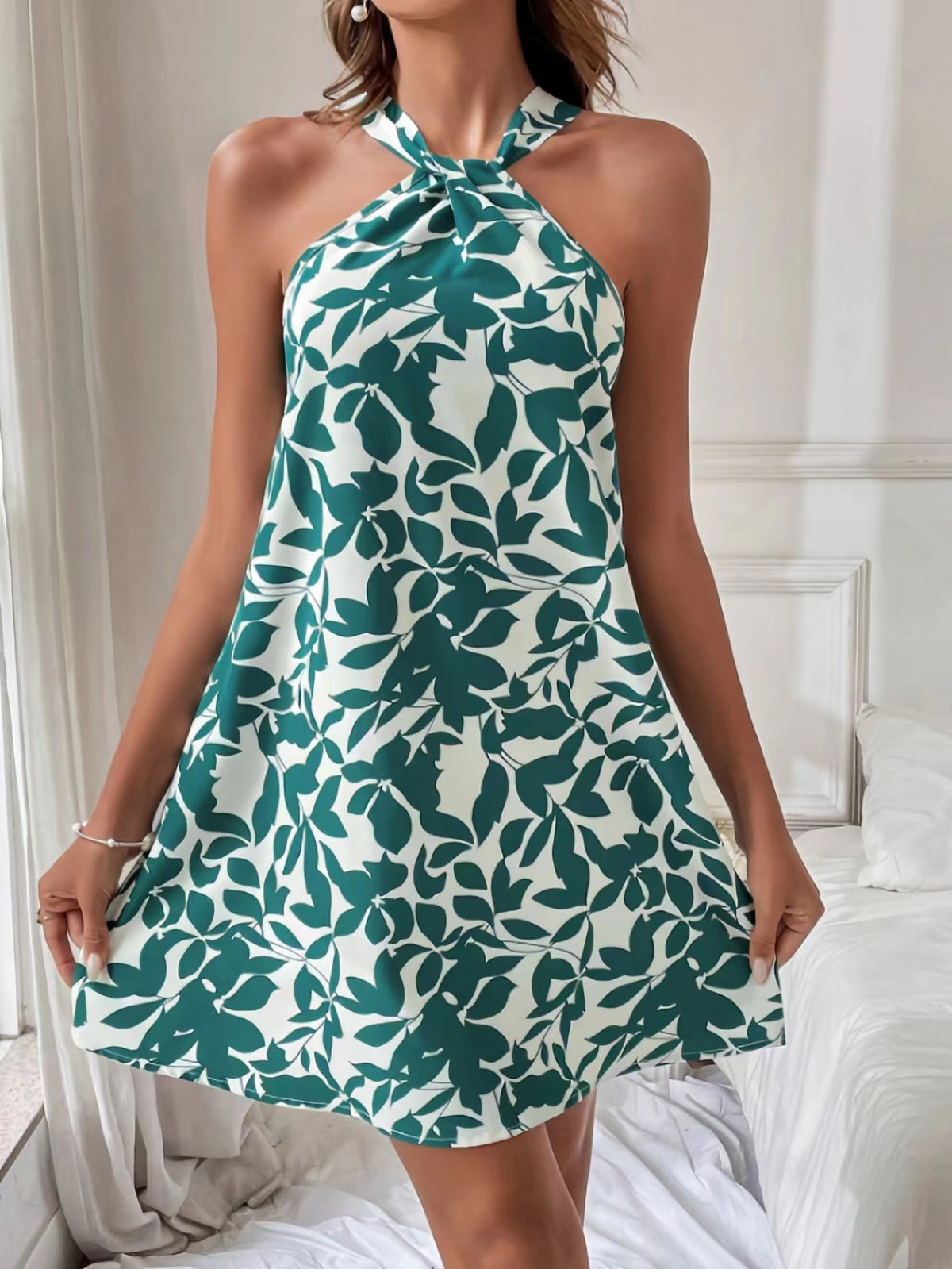 Robe salopette sans manches à imprimé feuilles et ourlet à volants