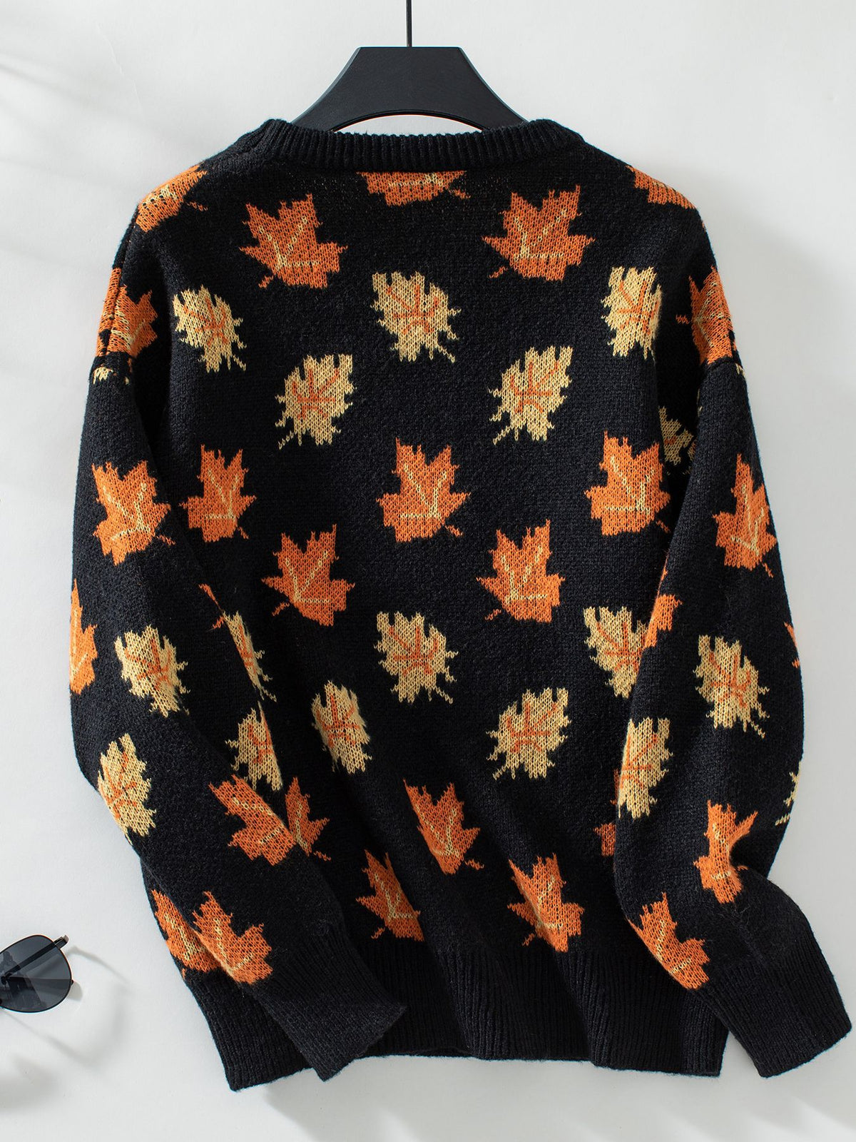 Lässiger Pullover aus Jacquard mit Ahornblatt-Muster