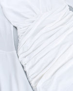 Figurbetontes Chiffonkleid mit tiefem V-Ausschnitt und Trompetenärmeln