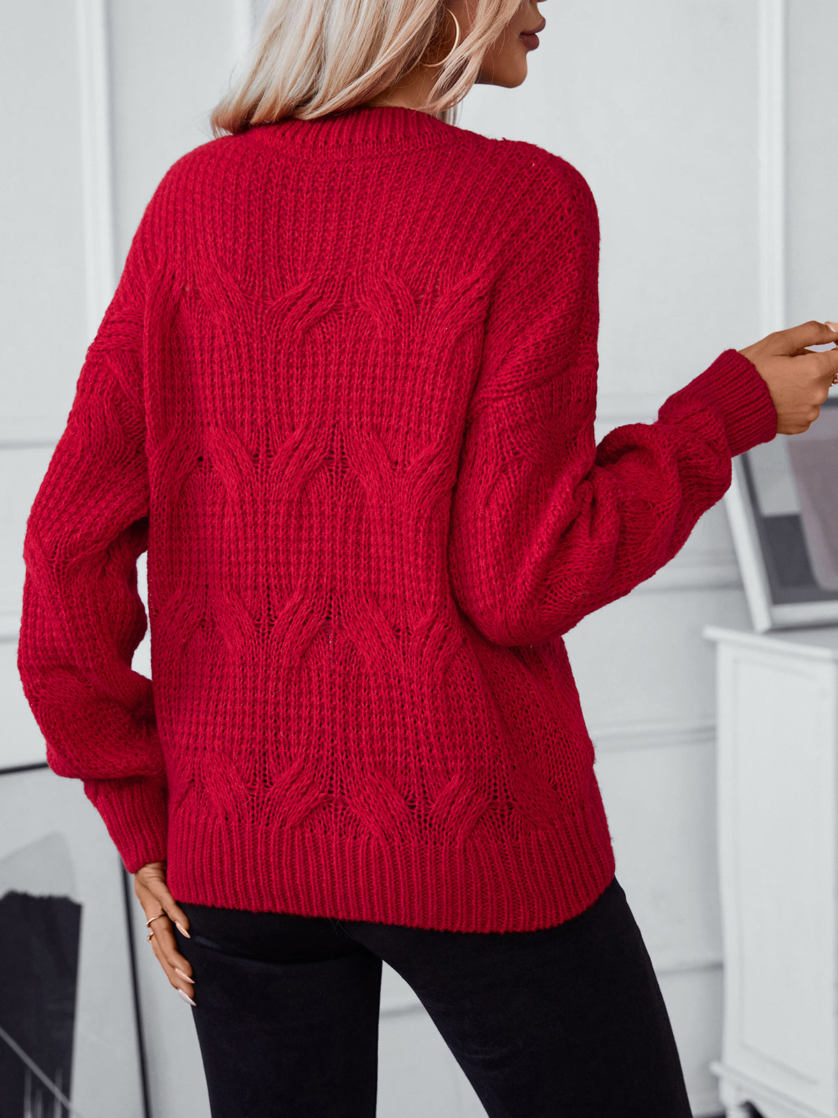 Einfarbiger Pullover mit Zopfmuster