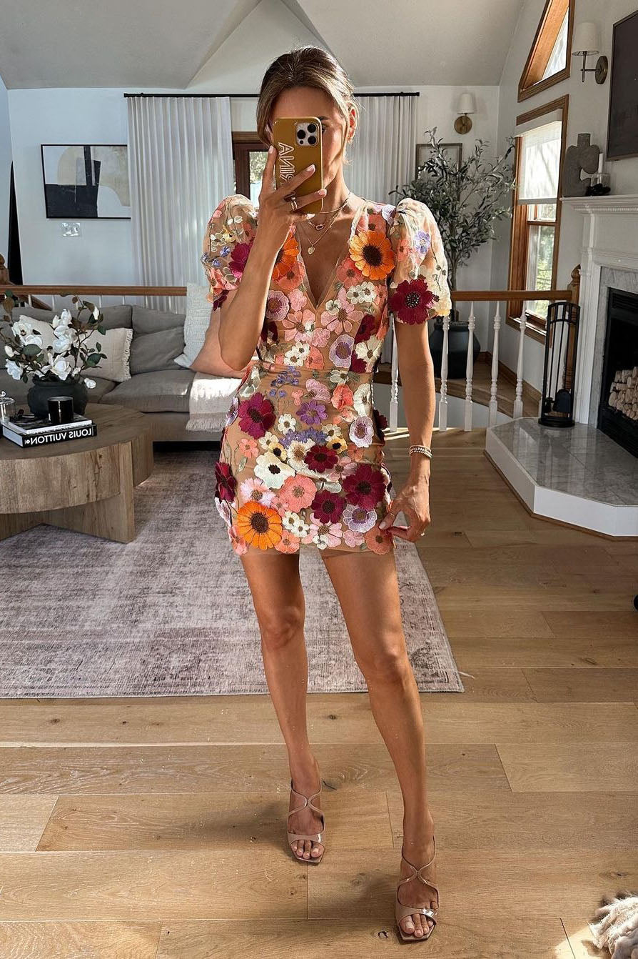 Robe moulante à manches lanternes et col en V à fleurs 3D