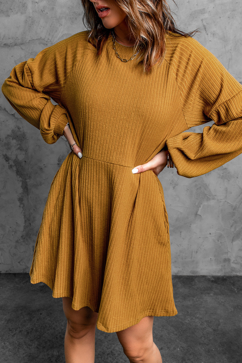 Robe midi tricotée taille haute à col rond de couleur unie