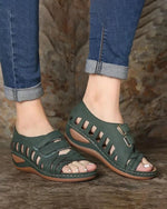 Sandalen mit hohlem Klettverschluss und schrägem Absatz