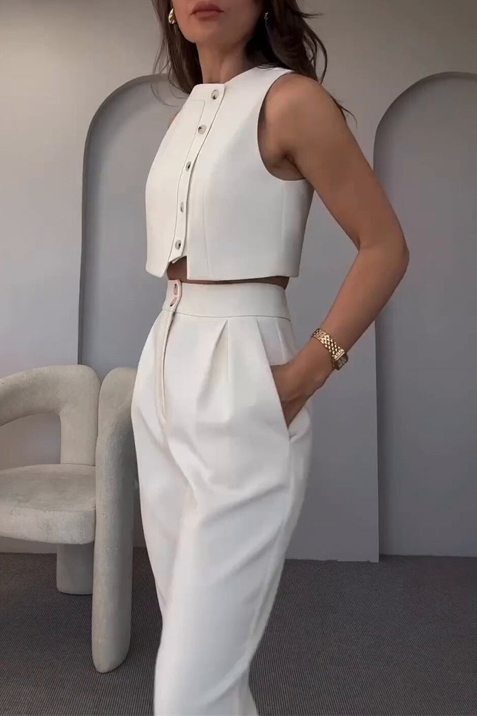 Ensemble deux pièces : débardeur boutonné sans manches et pantalon court taille haute