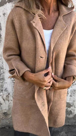 Einreihiger, mittellanger Mantel mit einfarbiger Reverstasche