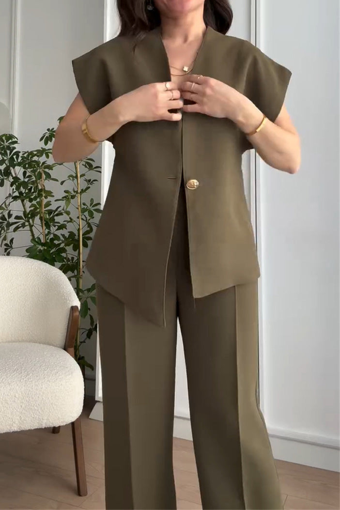 Ensemble deux pièces composé d'un haut à col en V irrégulier et d'un pantalon taille haute