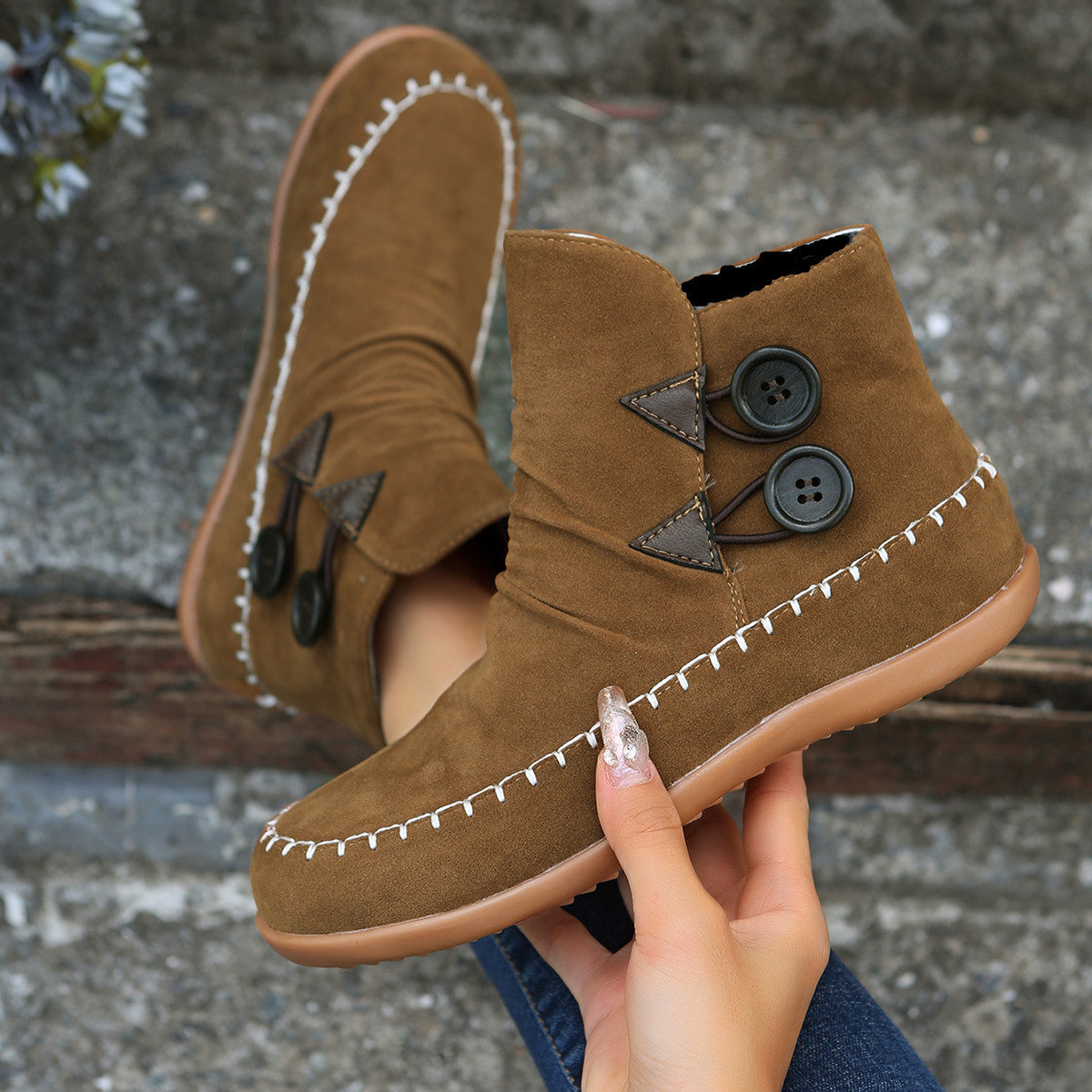 Flache Martin Booties mit hohem Schaft und Knopfverzierung