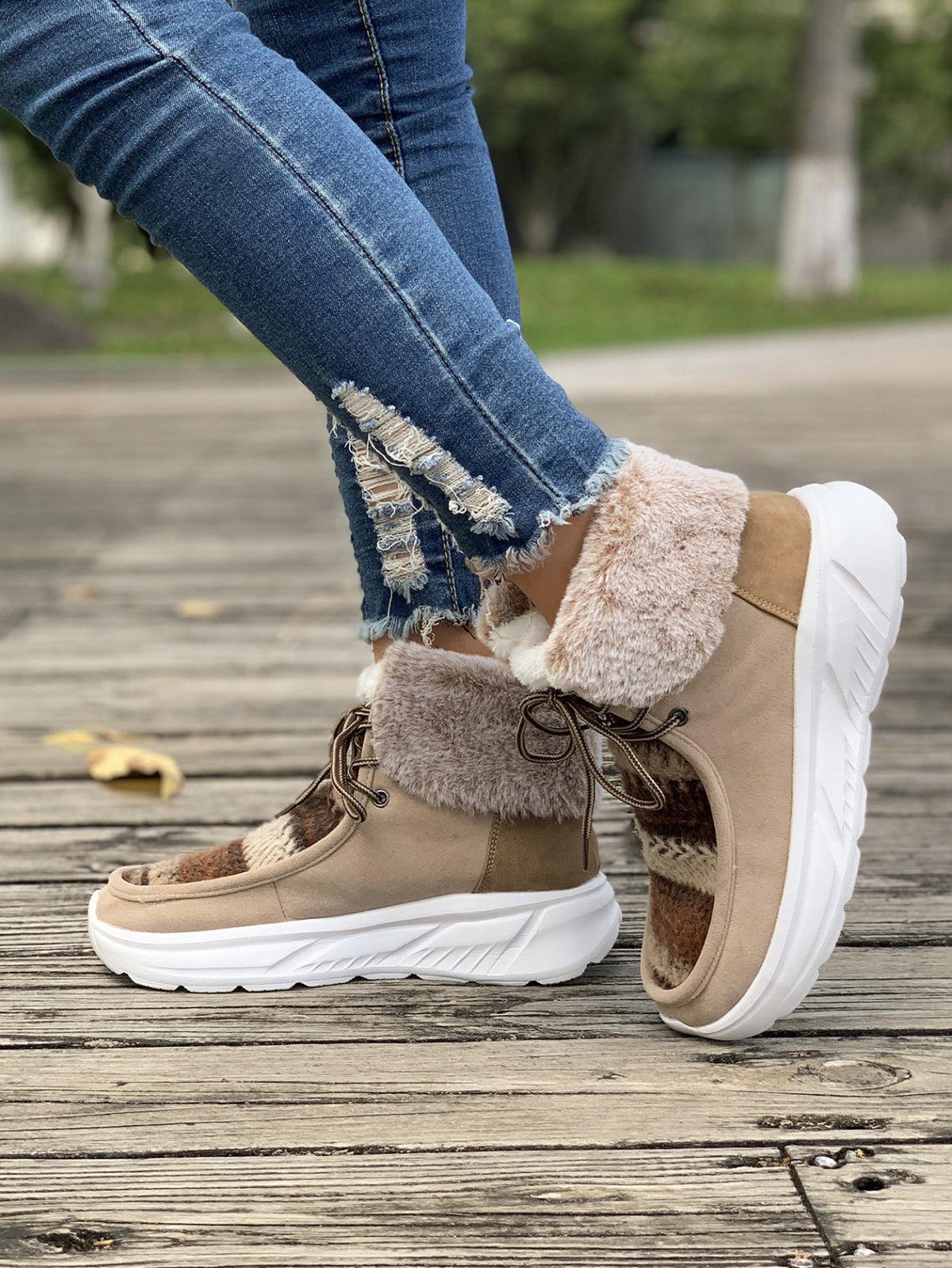 Stricknähte aus Wolle und Schneestiefel aus Fleece