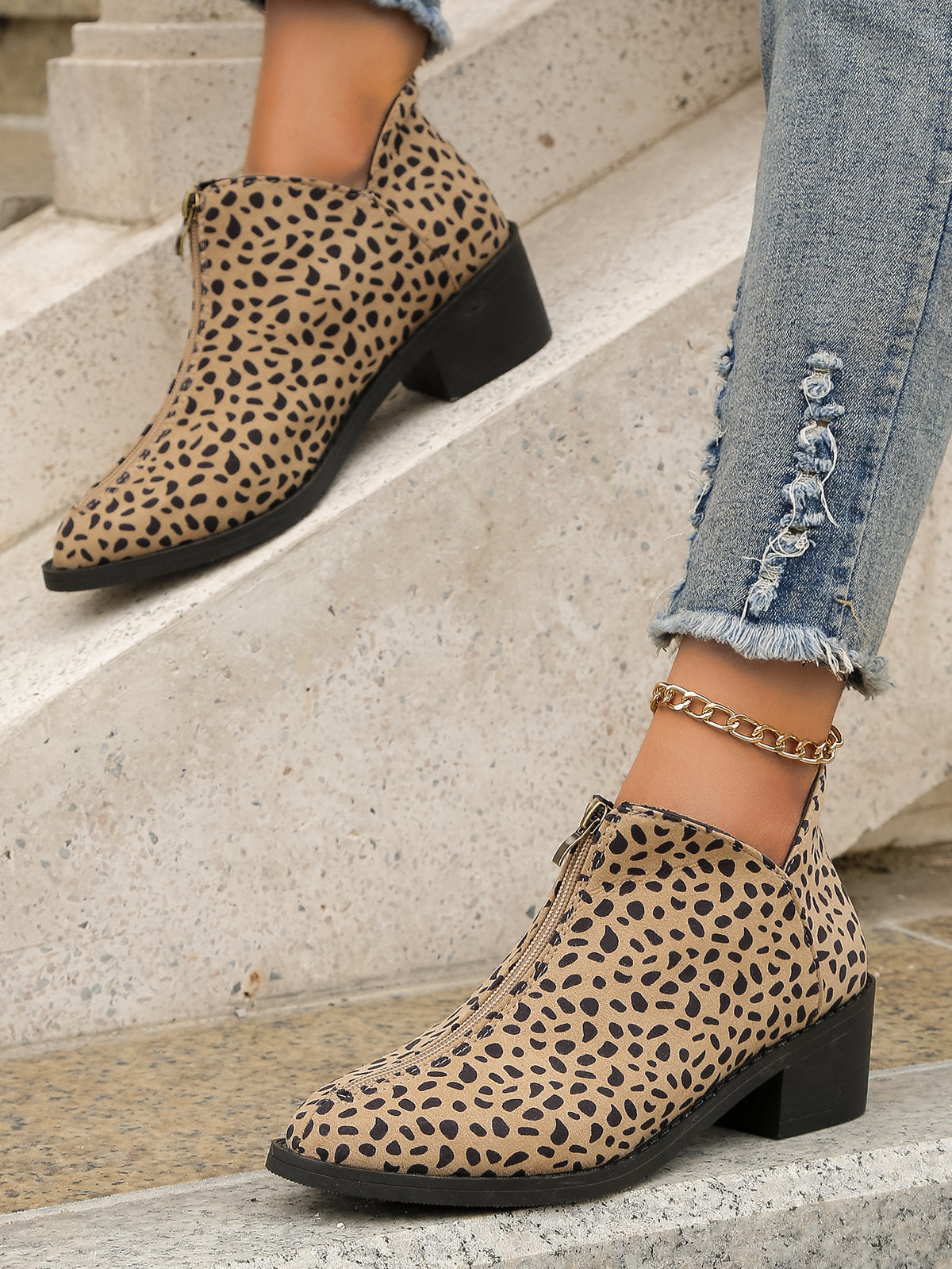 Sapatos Chelsea com costura média e zíper e leopardo de ponta fina