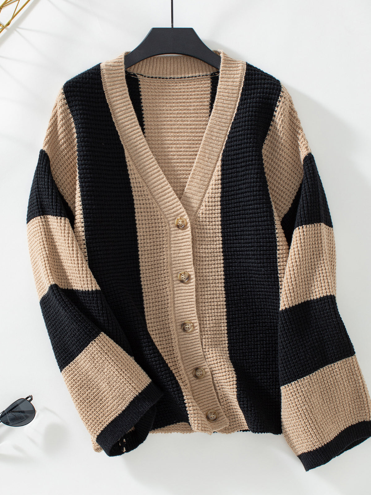 Lockere vertikal gestreifte Strickjacke mit Button-Down-Muster