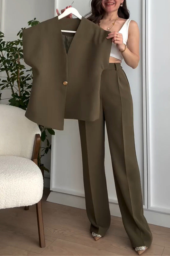 Ensemble deux pièces composé d'un haut à col en V irrégulier et d'un pantalon taille haute