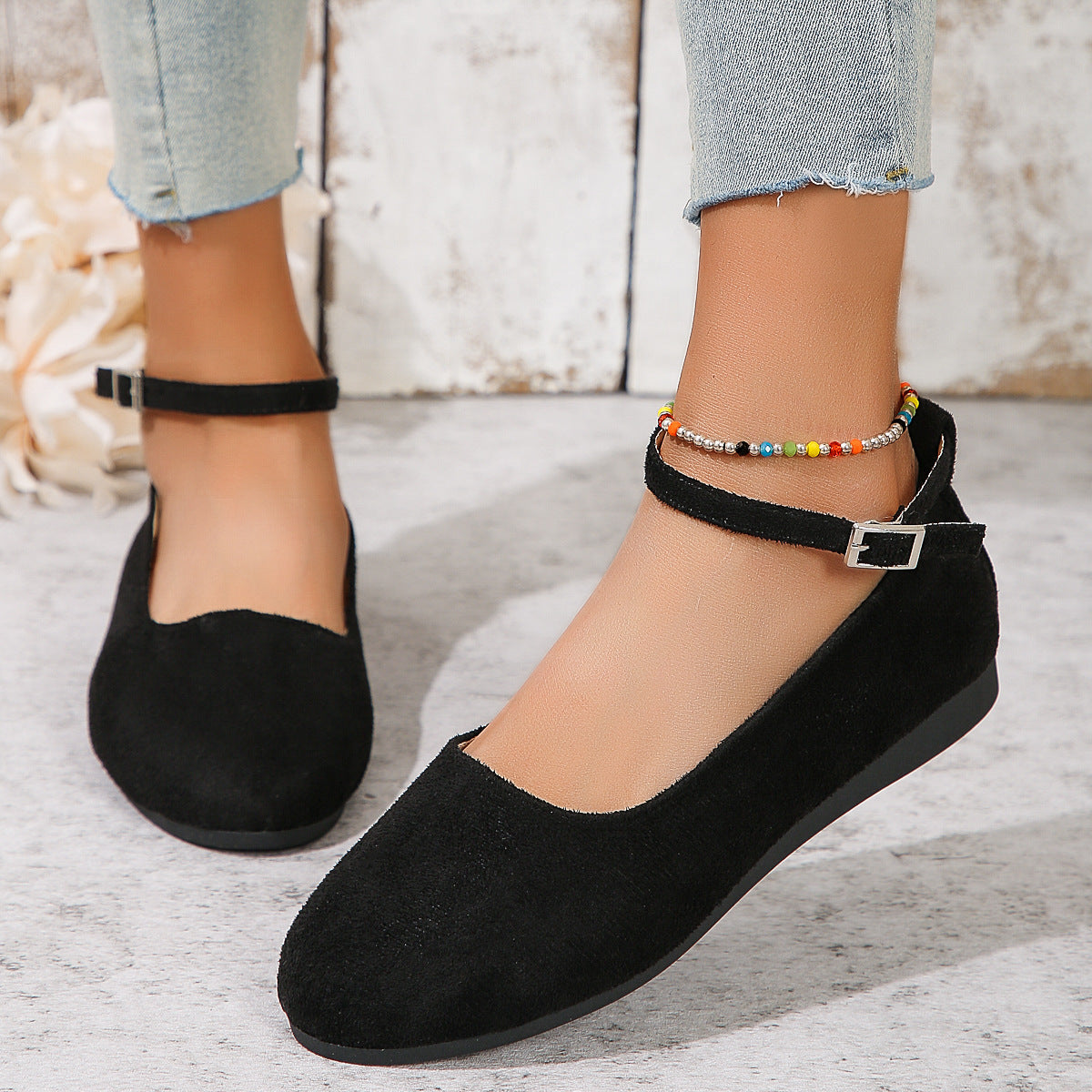 Sapatos baixos de veludo com uma alça e boca rasa de cor sólida