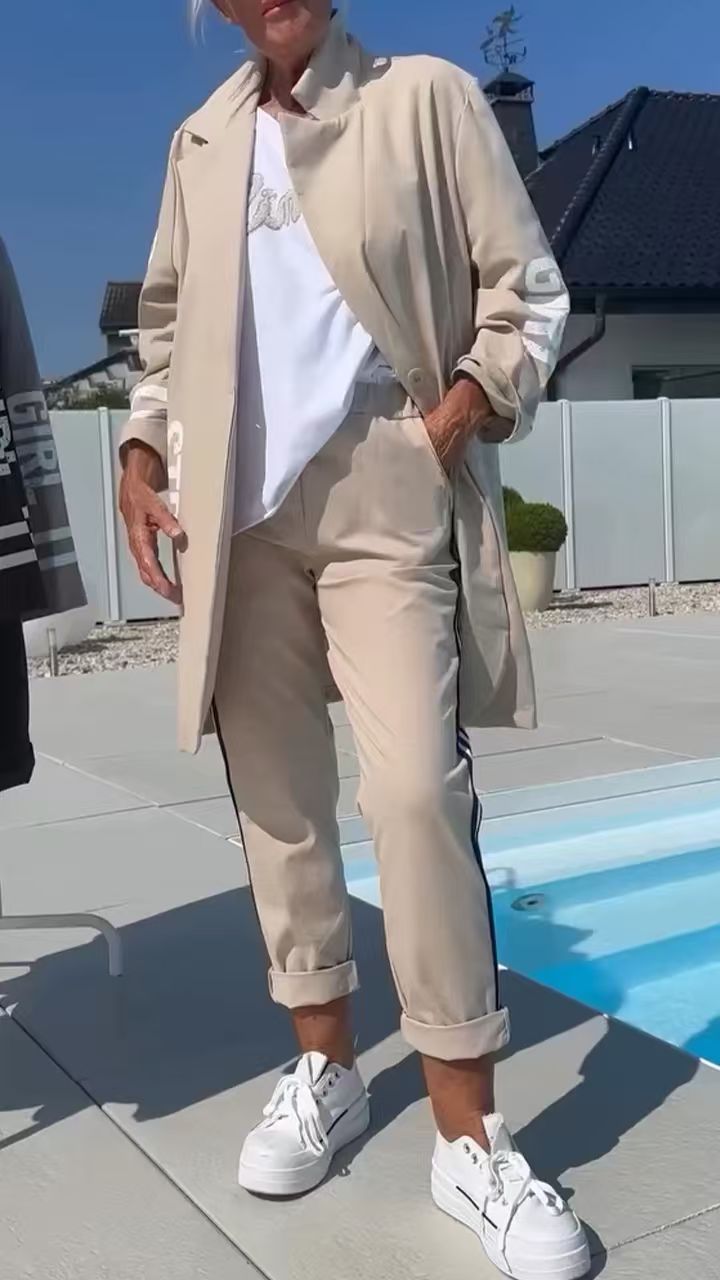 Ensemble deux pièces trench-coat et pantalon mi-longs à imprimé lettres