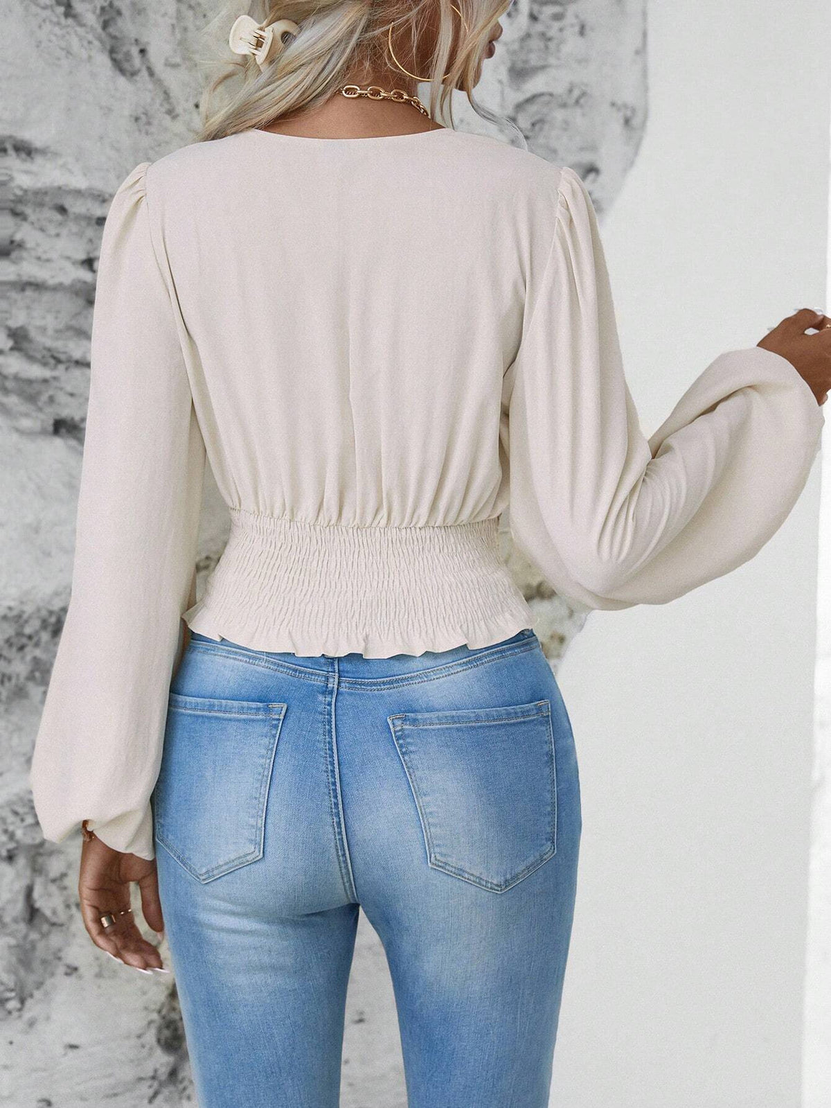 Bluse mit V-Ausschnitt und Laternenärmeln in Taillenform