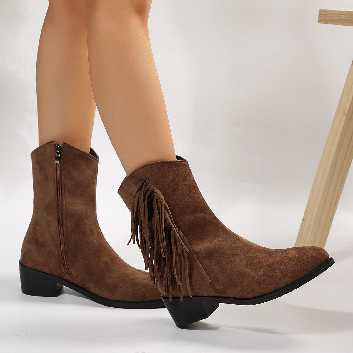 Kurze Stiefel aus Wildleder mit spitzer Zehenpartie und klobigem Absatz