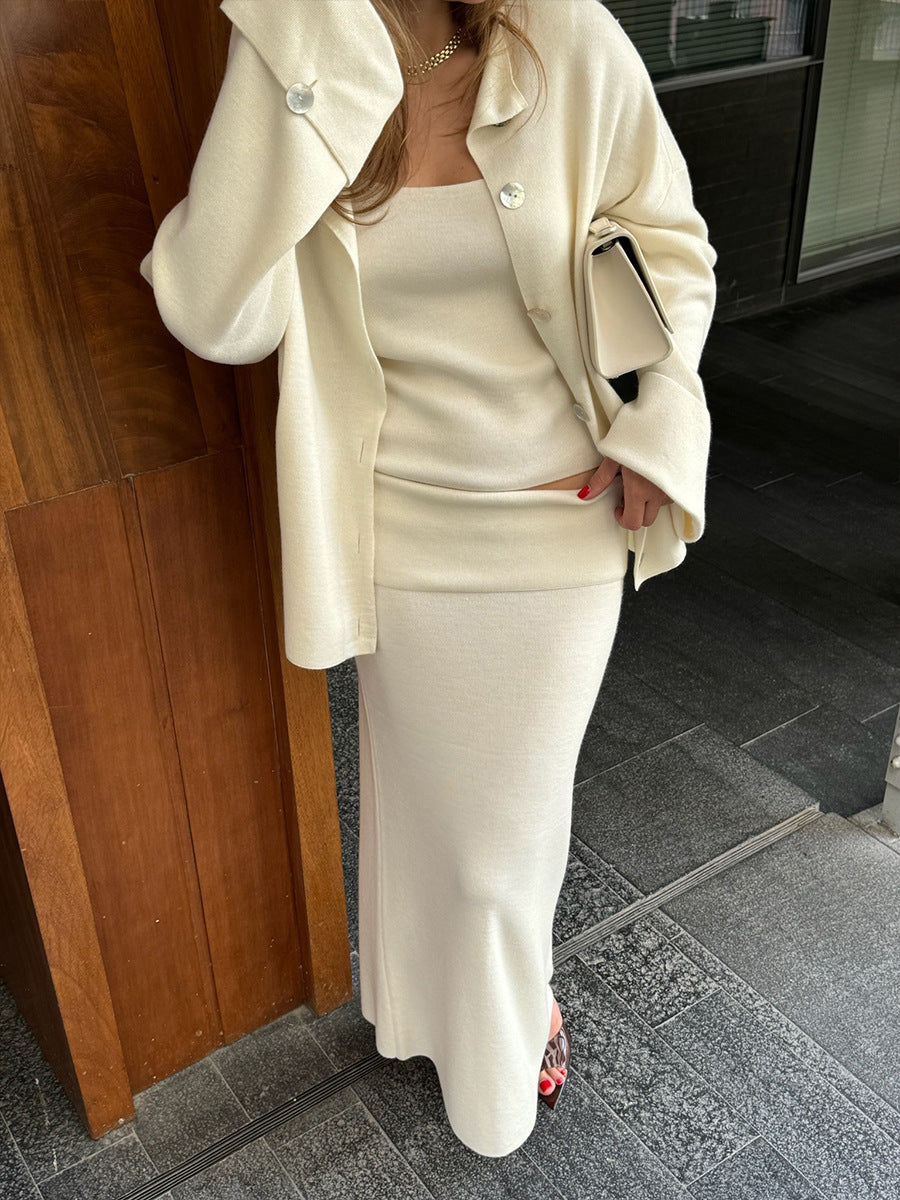 Gemütliches dreiteiliges Set aus gestrickter Langarm-Strickjacke, Unterhemd und Rock