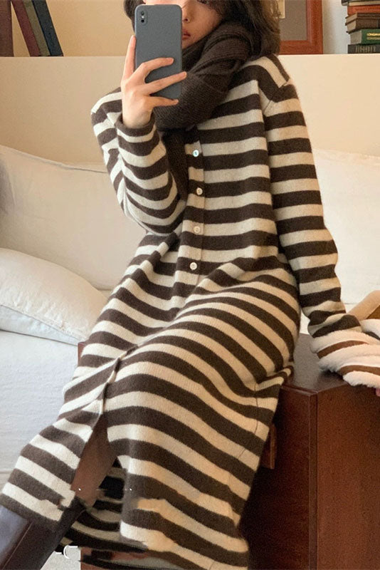 Langes Kleid aus gestreifter Strickjacke mit V-Ausschnitt