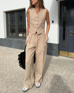 Bequemes Set aus ärmelloser Leinenweste und tief sitzender Hose