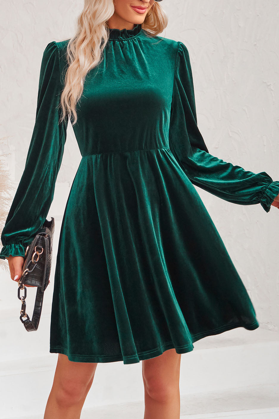 Retro-Kleid aus Samt mit hohem Kragen, taillierten Laternenärmeln