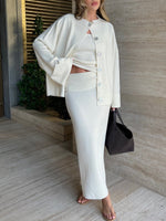 Gemütliches dreiteiliges Set aus gestrickter Langarm-Strickjacke, Unterhemd und Rock