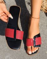 Sandales plates à bout carré en cuir verni à blocs de couleurs