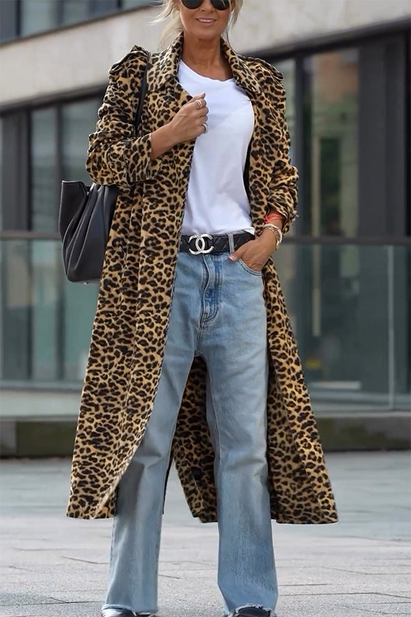 Lockerer, langer Trenchcoat mit bedrucktem Leoparden-Revers