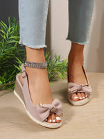 Sandalen aus Wildleder mit Schleife und klobigem Absatz