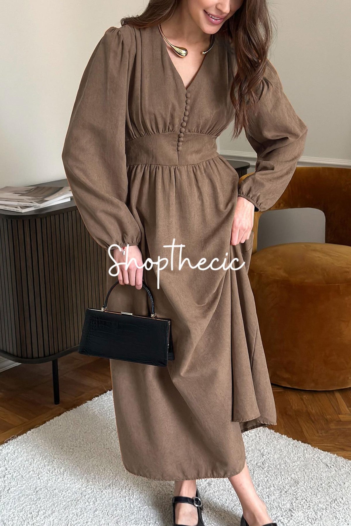 Elegante abito da sera a trapezio con scollo a V