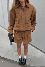 Zweiteiliges Set aus lockerer brauner Wildlederjacke mit Revers und Shorts im Vintage-Stil