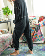 Jumpsuit mit V-Ausschnitt, breitem Revers und tiefem Schritt