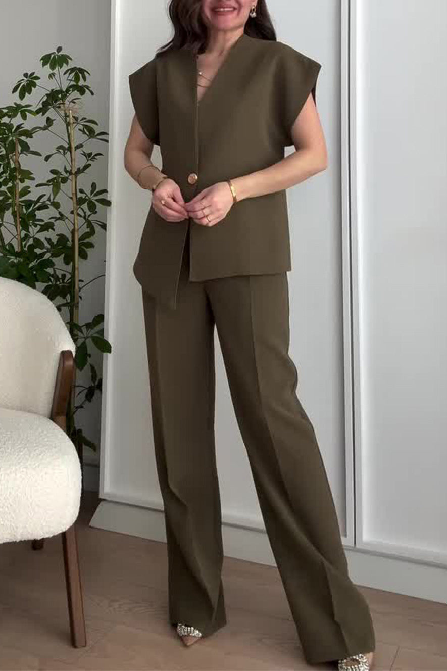 Ensemble deux pièces composé d'un haut à col en V irrégulier et d'un pantalon taille haute