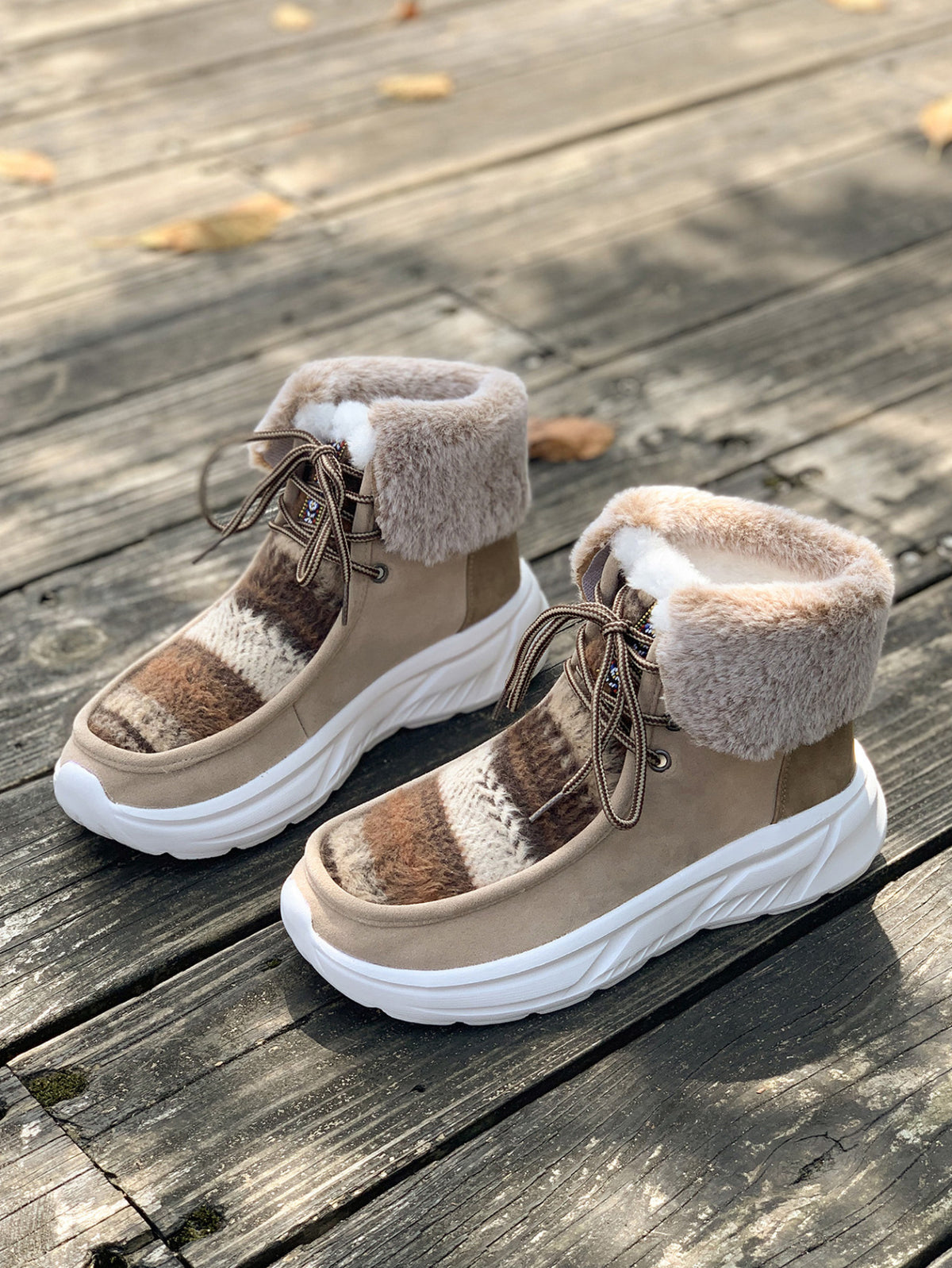 Stricknähte aus Wolle und Schneestiefel aus Fleece