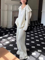 Ensemble deux pièces composé d'un pull ample en tricot à larges revers et d'un pantalon large