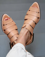 Flache, spitze Römersandalen