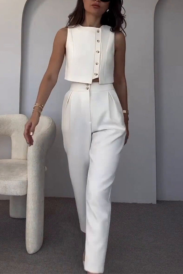Ensemble deux pièces : débardeur boutonné sans manches et pantalon court taille haute