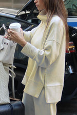 Zweiteiliges Set aus langärmligem Sweatshirt mit seitlichem Reißverschluss und Hose mit weiten Taschen