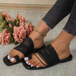 Pantoufles plates à bout carré et pampilles creuses