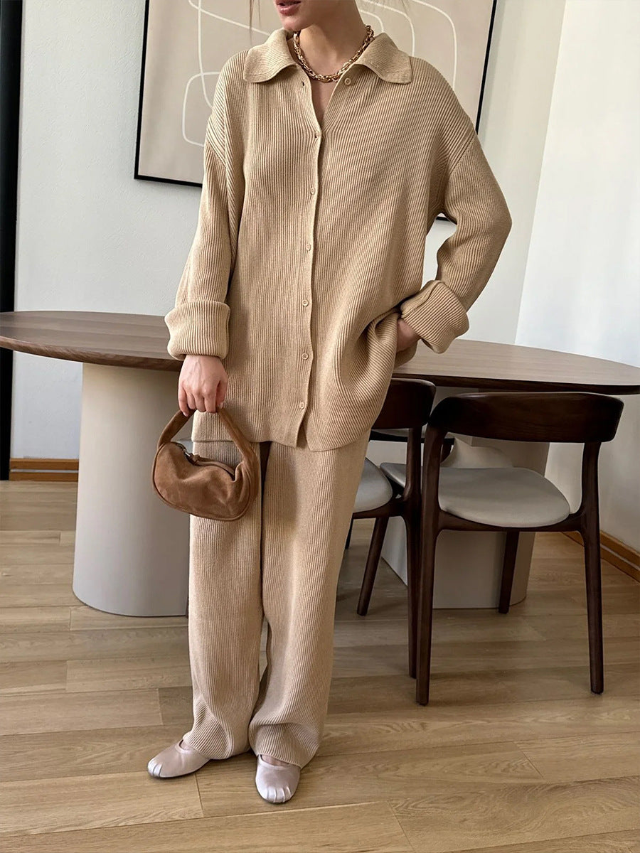 Set aus einreihiger Rippstrickjacke mit Revers und lockerer Hose
