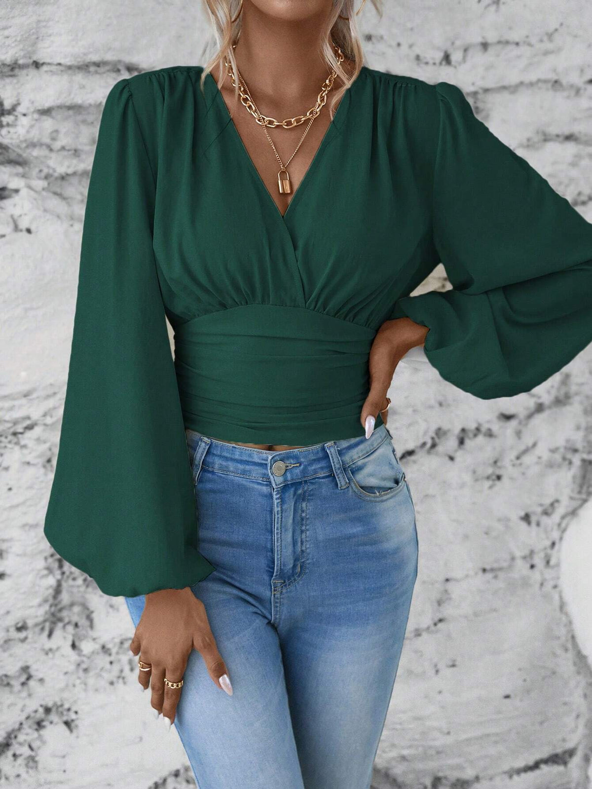 Bluse mit V-Ausschnitt und Laternenärmeln in Taillenform