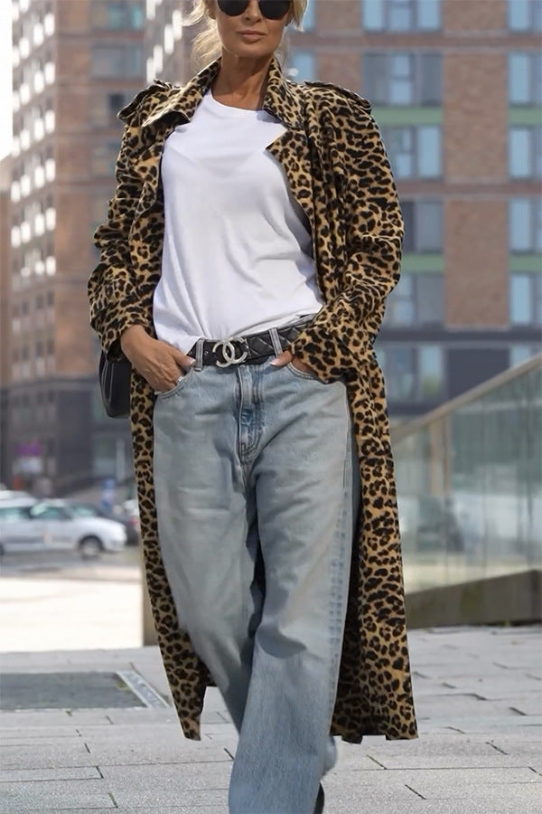 Lockerer, langer Trenchcoat mit bedrucktem Leoparden-Revers