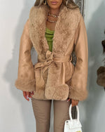 Jacke aus PU-Leder mit großem Pelzkragen und Schnürnähten an der Taille