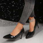 Mit Nieten besetzte High Heels mit spitzer Spitze und niedrigem Stilettoabsatz