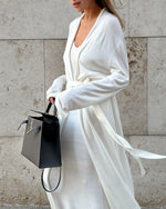 Set aus langer gestrickter Langarm-Strickjacke und Strapskleid